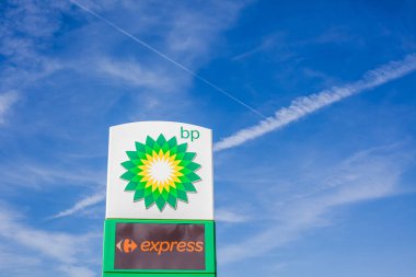 Benzin istasyonunda Bp logosu