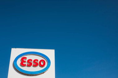 Esso logosu benzin istasyonunda