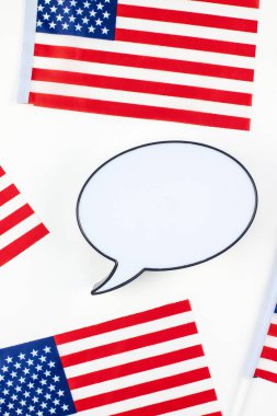 Beyaz arka plan üst görünümünde Amerikan bayrakları