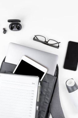 İçinde dizüstü bilgisayar ve tablet ile modern sırt çantası