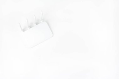 Beyaz arka planda yalıtılmış Wifi Router üst görünümü