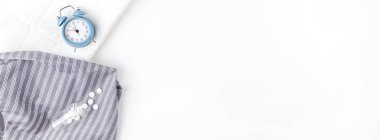 Yumuşak kabarık terlik ve mavi çalar saat