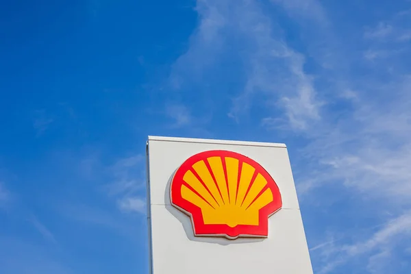 Shell Company-logotypen på sin bensinstation — Stockfoto