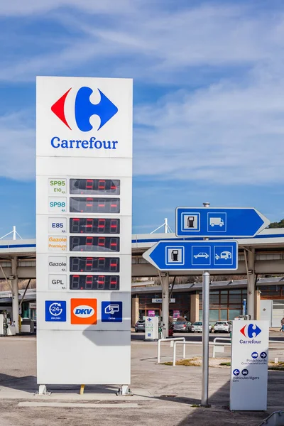 Verkehrsschilder an der Carrefour-Tankstelle — Stockfoto