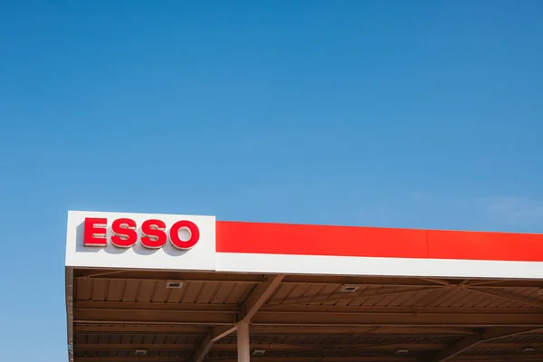 Esso-logotypen på sin bensinstation — Stockfoto