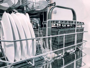 Beyaz temiz bulaşık makinesi ile açık bulaşık makinesi
