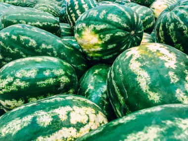 Bir süpermarkette satılan tatlı karpuzlar