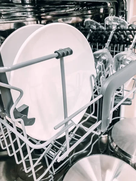 Открытая посудомоечная машина с белой чистой посудой — стоковое фото