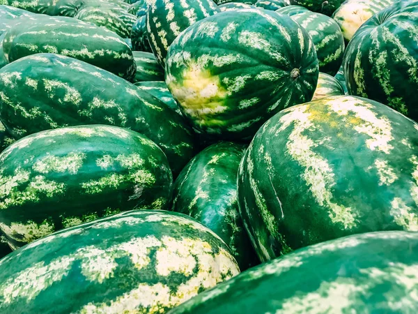 Bir süpermarkette satılan tatlı karpuzlar