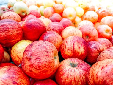 Bir süpermarkette satan kırmızı yaz elma