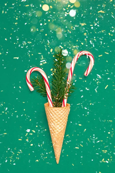 Tarjeta de Navidad con bastones de caramelo en cono de gofre — Foto de Stock