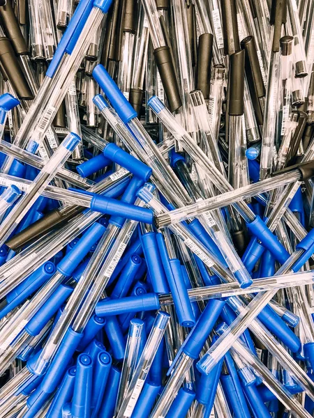 Kugelschreiberstapel im Schreibwarengeschäft — Stockfoto
