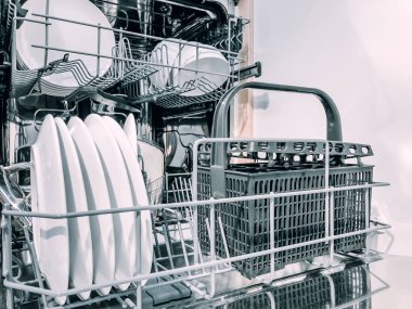 Beyaz temiz bulaşık makinesi ile açık bulaşık makinesi
