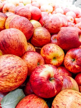 Bir süpermarkette satan kırmızı yaz elma