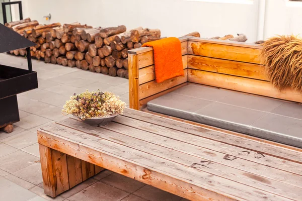 Terasă restaurant în aer liber cu mobilier din lemn — Fotografie, imagine de stoc
