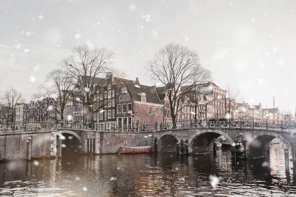 Amsterdam vue terne en hiver chutes de neige — Photo
