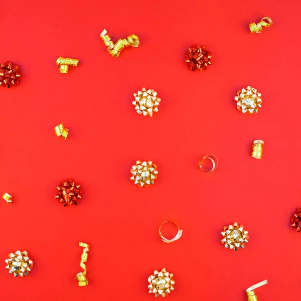 Χριστουγεννιάτικο χρυσό μοτίβο σε κόκκινο φόντο — Φωτογραφία Αρχείου