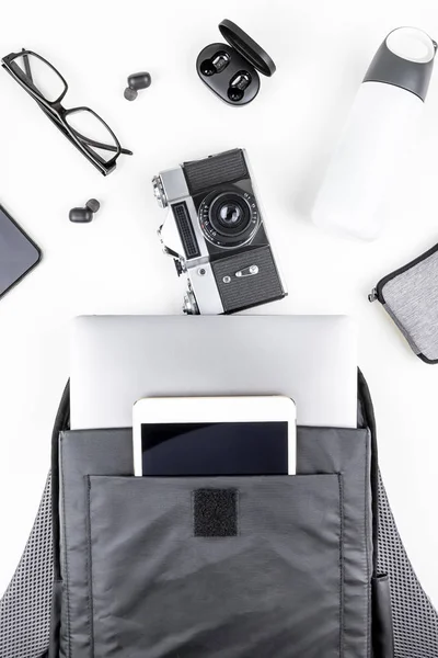 Nowoczesny plecak z laptopem i tabletem wewnątrz — Zdjęcie stockowe