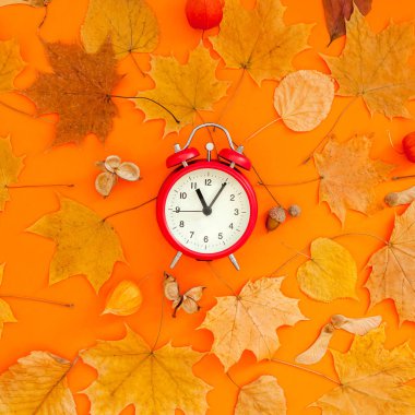 Sonbahar yaprakları ve çalar saat ile Sonbahar kartpostal