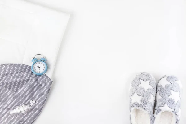 Chaussons moelleux doux et réveil bleu — Photo