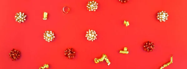 Natale modello dorato su sfondo rosso — Foto Stock