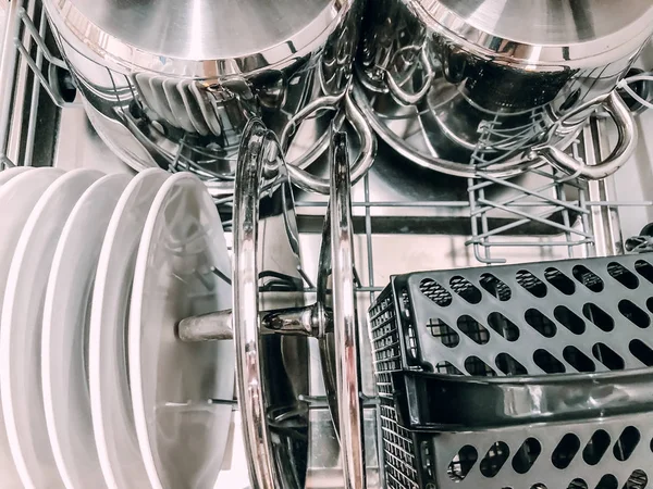 Offene Geschirrspülmaschine mit weißem, sauberem Geschirr — Stockfoto