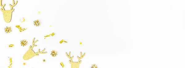 Новорічна композиція з золотими оленями — стокове фото