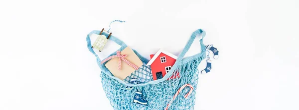 Kerst speelgoed in eco-vriendelijke winkelen mesh tas — Stockfoto