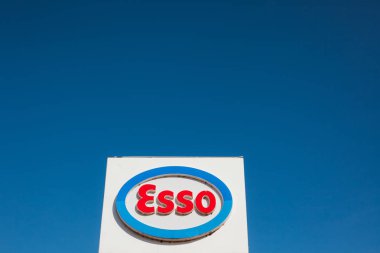 Esso logosu benzin istasyonunda