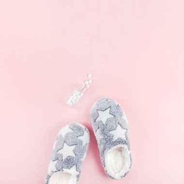 Yumuşak kabarık terlik ve mavi çalar saat