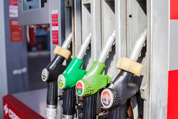 Dysze pomp benzynowych na stacjach paliw — Zdjęcie stockowe