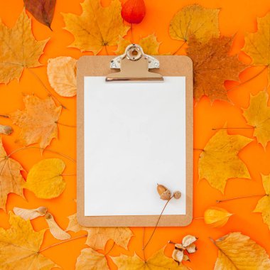 Sonbahar yaprakları ile Sonbahar pano mockup