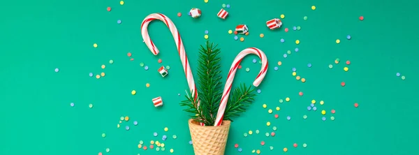 Cartão de Natal com bastões de doces em cone de waffle — Fotografia de Stock