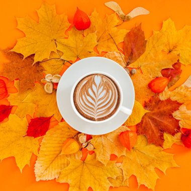 Kuru sonbaharda kahve latte fincan çelenk çerçeve bırakır