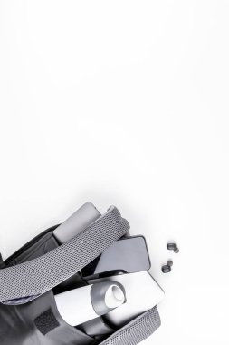 İçinde dizüstü bilgisayar ve tablet ile modern sırt çantası