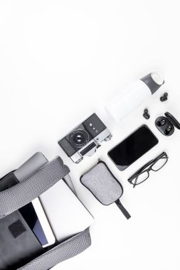 İçinde dizüstü bilgisayar ve tablet ile modern sırt çantası