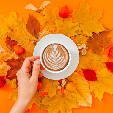 Kuru sonbaharda kahve latte fincan çelenk çerçeve bırakır