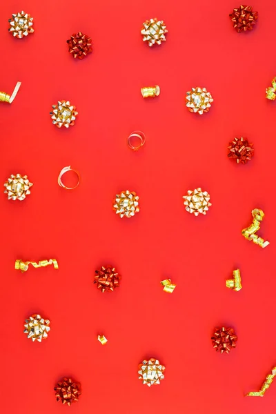 Natal padrão dourado no fundo vermelho — Fotografia de Stock