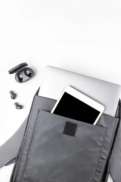 İçinde dizüstü bilgisayar ve tablet ile modern sırt çantası — Stok fotoğraf