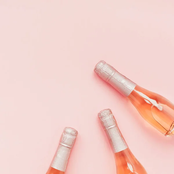 Flaska Rosen champagne vin på rosa bakgrund — Stockfoto