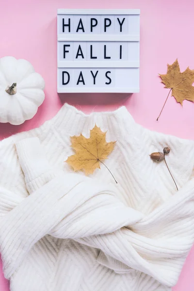Composición de otoño con suéter blanco y calabaza —  Fotos de Stock