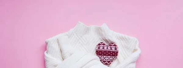 Composition Saint Valentin avec pull blanc — Photo