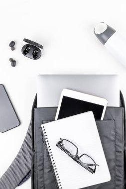 İçinde dizüstü bilgisayar ve tablet ile modern sırt çantası
