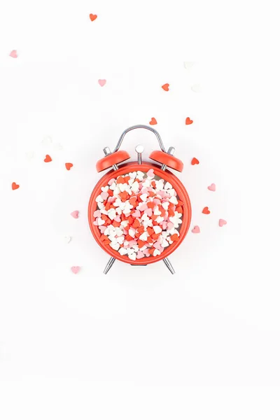 Concepto de San Valentín con despertador y corazones — Foto de Stock