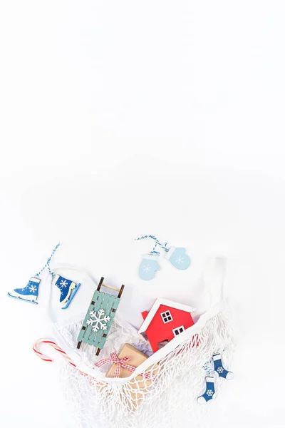 Brinquedos de Natal em eco-friendly saco de malha de compras — Fotografia de Stock