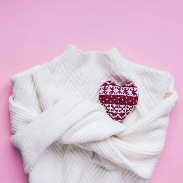 Valentýnská skladba s bílým svetrem — Stock fotografie