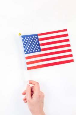 Beyaz arka planda amerikan bayrakları
