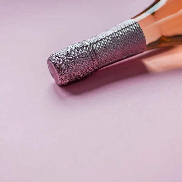 Botella de vino de champán rosa sobre fondo rosa — Foto de Stock