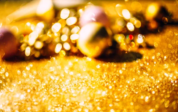 Weihnachtskomposition mit goldener Dekoration — Stockfoto