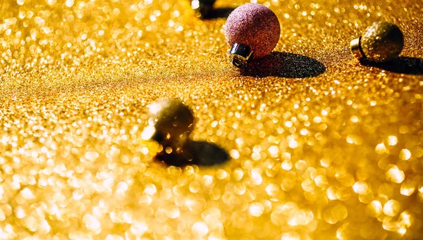 Новорічна композиція з золотими прикрасами — стокове фото